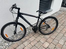Schwarzes Velo von Serious, Modell Dockaway, 26 Zoll, top Zu