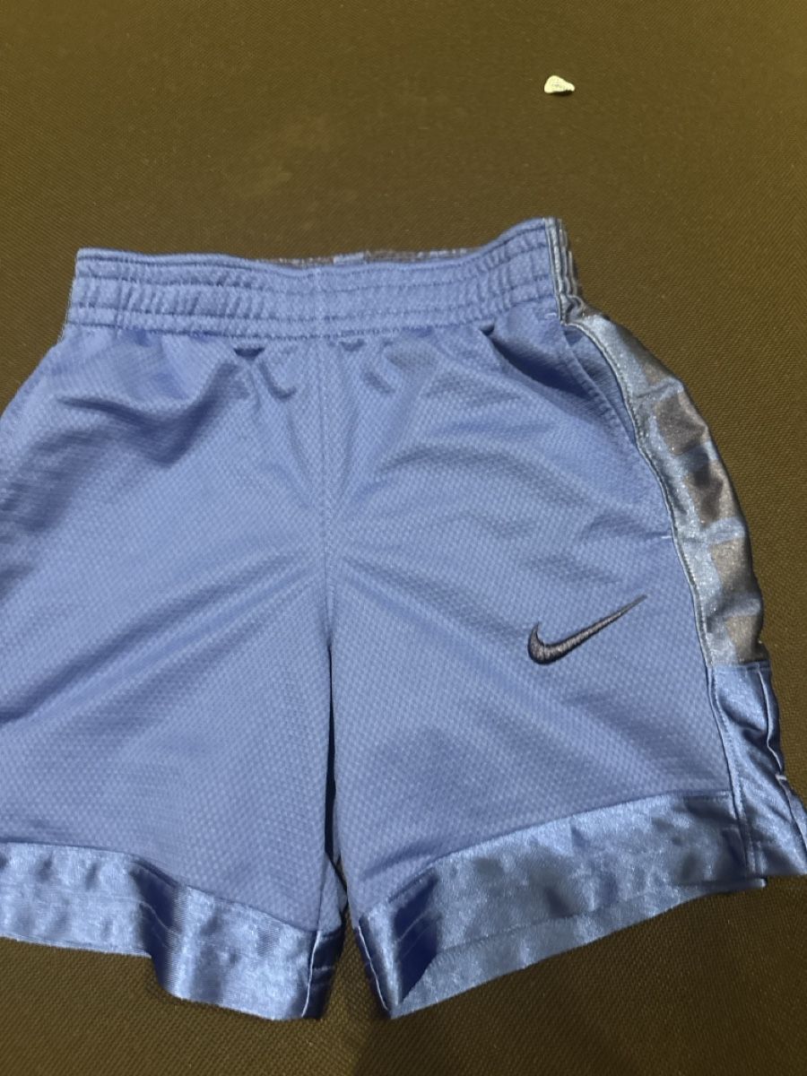 Nike Lotti & Set di vestiti: Nike sport shorts  – Nuovo (secondo la descrizione) da Rüschlikon venduto da vxl_9ysq