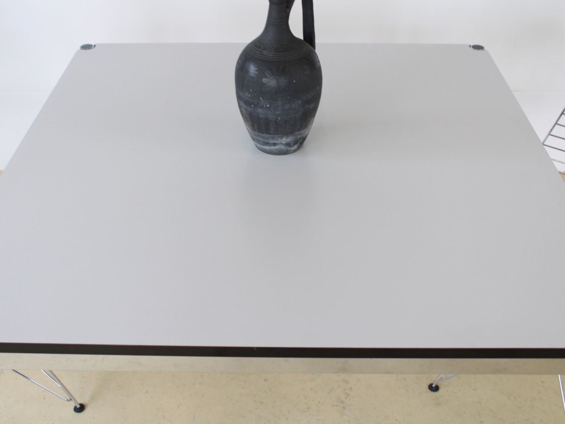 USM Scrivanie: USM Tisch (90cmx90cm) – Usato da Meinisberg venduto da atelier_TILIJA 3