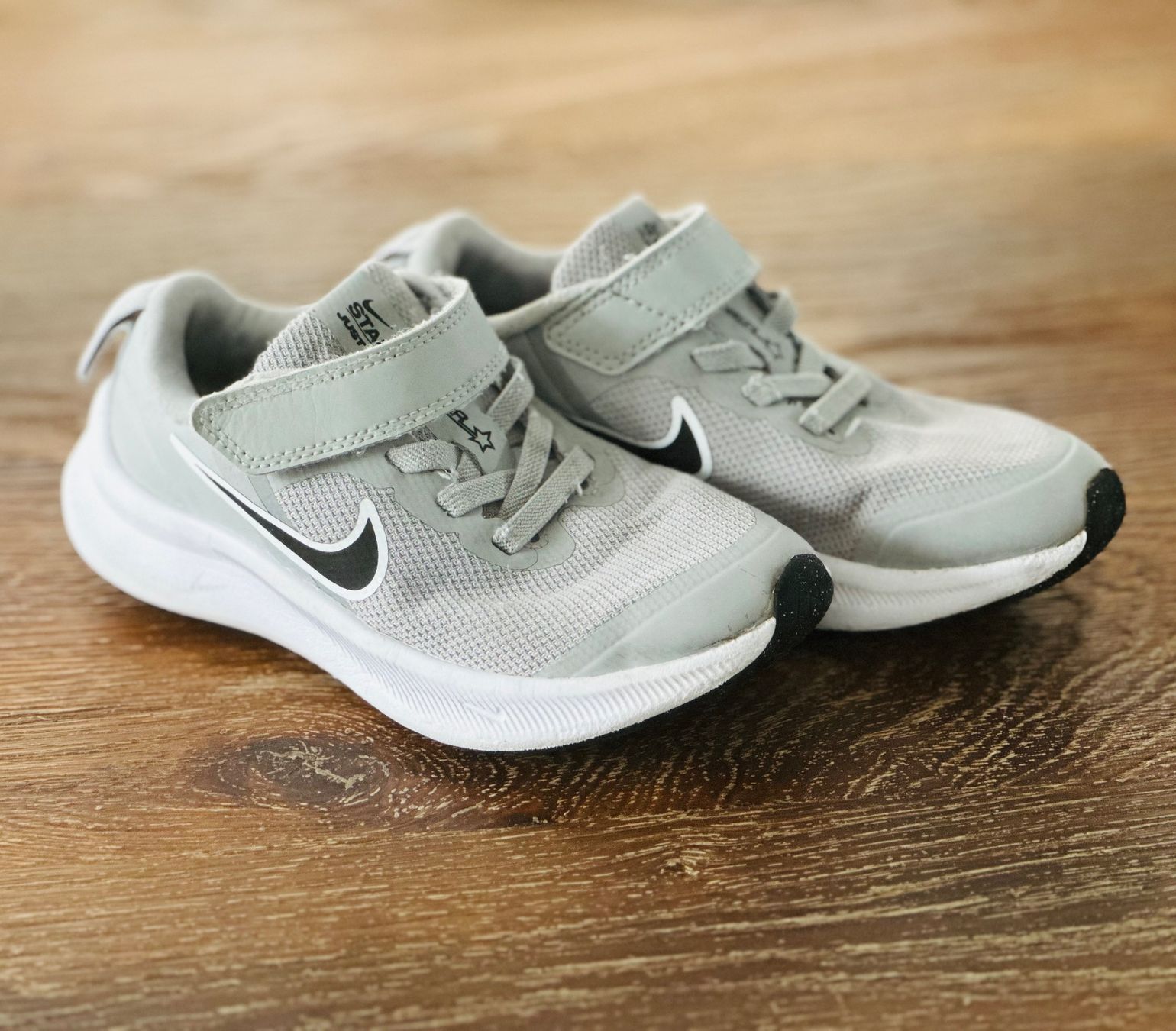 Nike Scarpe per ragazzi: Nike Sneaker / Kinder Sneaker, Farbe silber-grau, Gr. 27.5 – Usato da Münchwilen TG venduto da Braneee 4