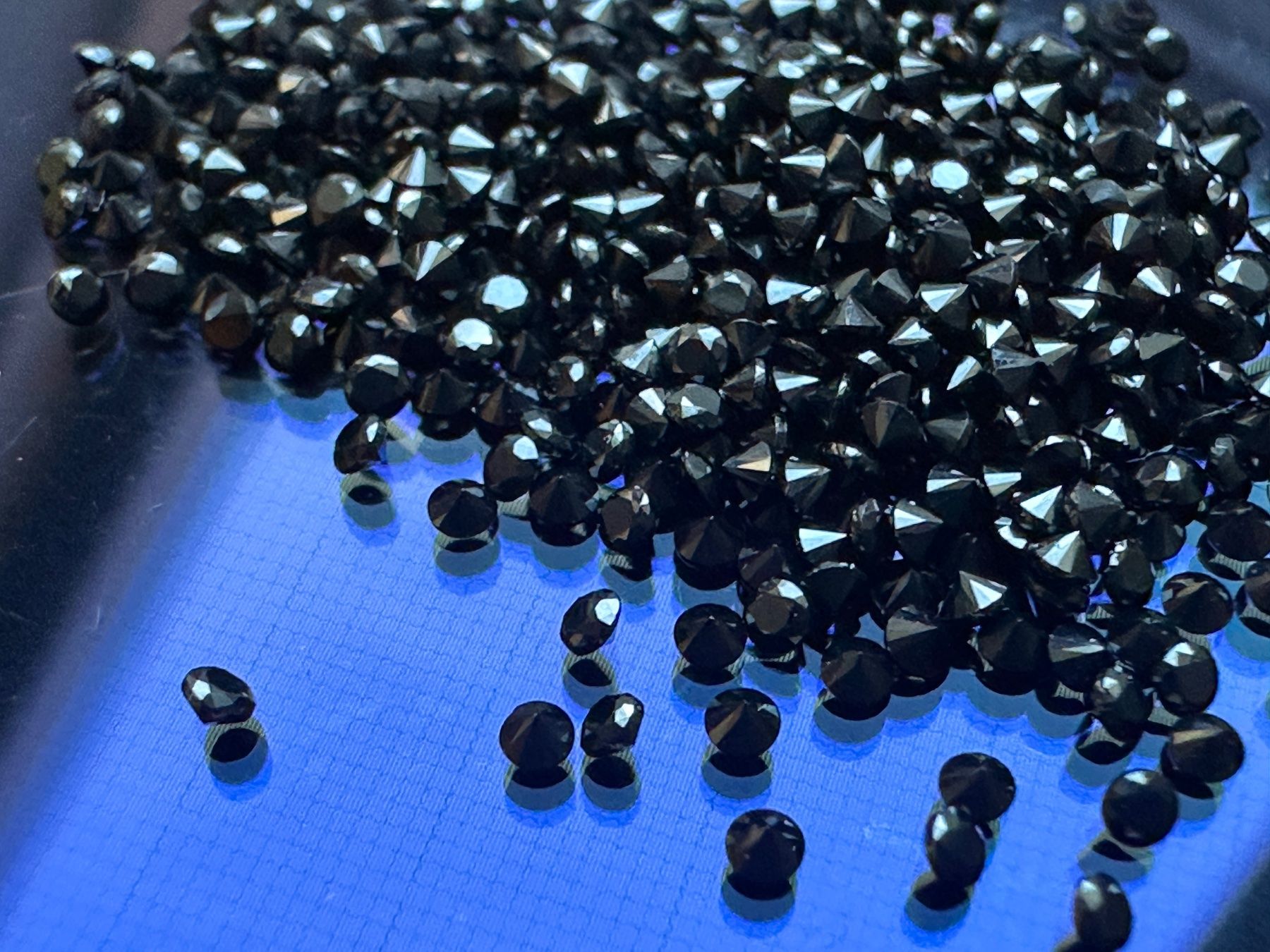 Edelsteine: 50 St fein brillantgeschliffene Black Onyx-Pointer 1,5 mm – Neu (gemäss Beschreibung) aus Langenthal von Seelenfreunde 2
