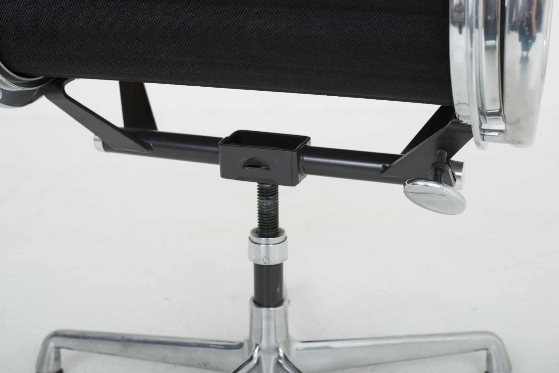 Herman Miller Chaises: Herman Miller Eames EA 117 Bürostuhl, Schwarz, Aluminium pol – D'occasion à Zürich par STUZH38 8