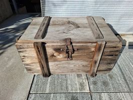 Alte Holztruhe 