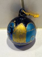 Hübsche, ältere Glas-Weihnachtskugel blau mit Gold