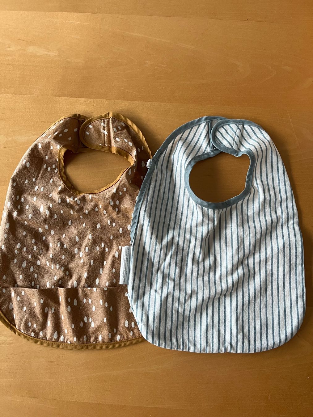Pasti del neonato: Zwei Lätzli, neu – Nuovo e nell'imballaggio originale da Ziefen venduto da Madame1982