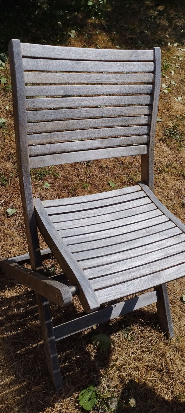 Tische: Gartentisch und zwei Stühle Holz gebraucht – Gebraucht aus Wynau von jolimeela