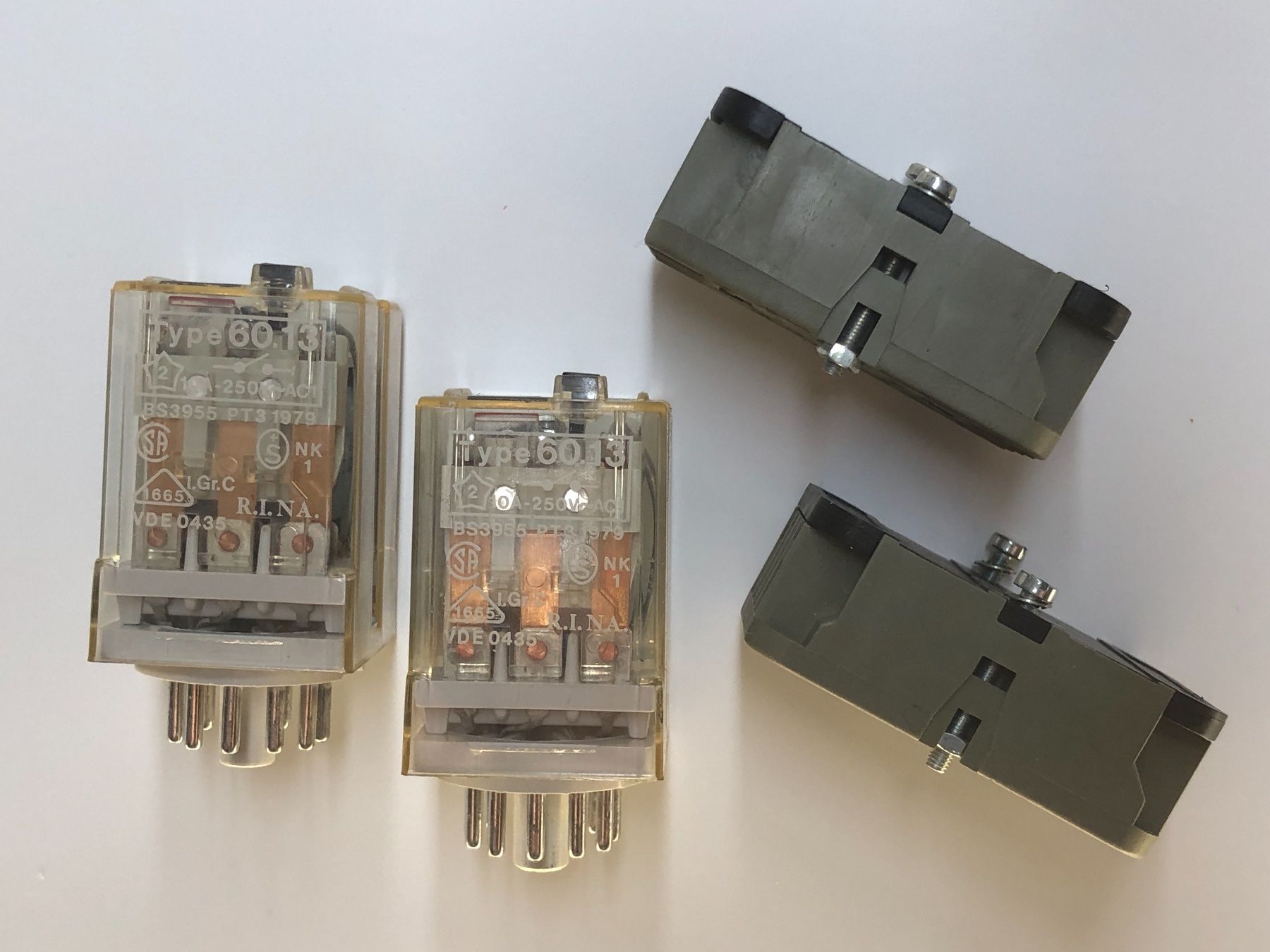 Elektronikbauteile: 2 Relais mit Sockel  //  Type 60.13  //  Spule 24V DC – Gebraucht aus Bergdietikon von Garak 2
