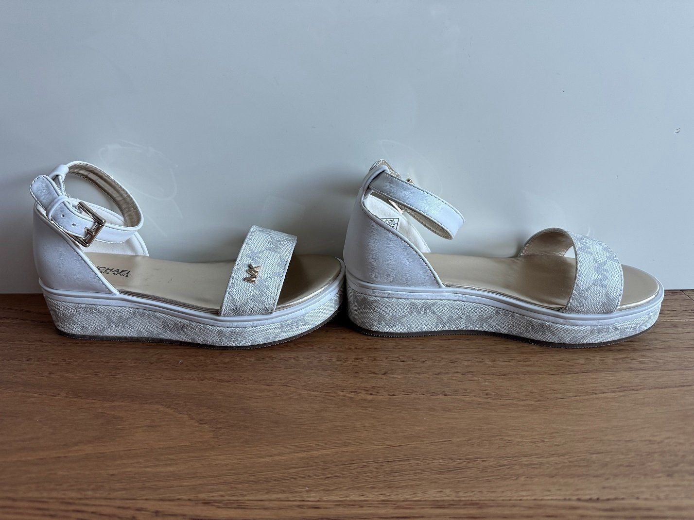 Michael Kors Scarpe per ragazze: Neuwertig: Michael Kors Sandalen, Gr. 32 – Nuovo (secondo la descrizione) da Horgen venduto da Feli39 1
