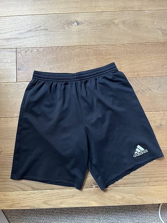 Hosen: Kurze Adidas Turnhose – Gebraucht aus Ottoberg von yvonne.graenacher
