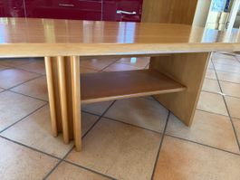 Salontisch aus Holz mit Ablage; Gebrauchsspuren