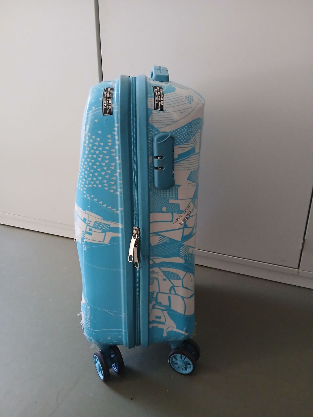 Altro in Aeronautica: Skyflyer Cabin-size Suitcase, Light Blue, 4 Wheels, Used – Nuovo (secondo la descrizione) da Bern venduto da The_Ribosome_Guy 4