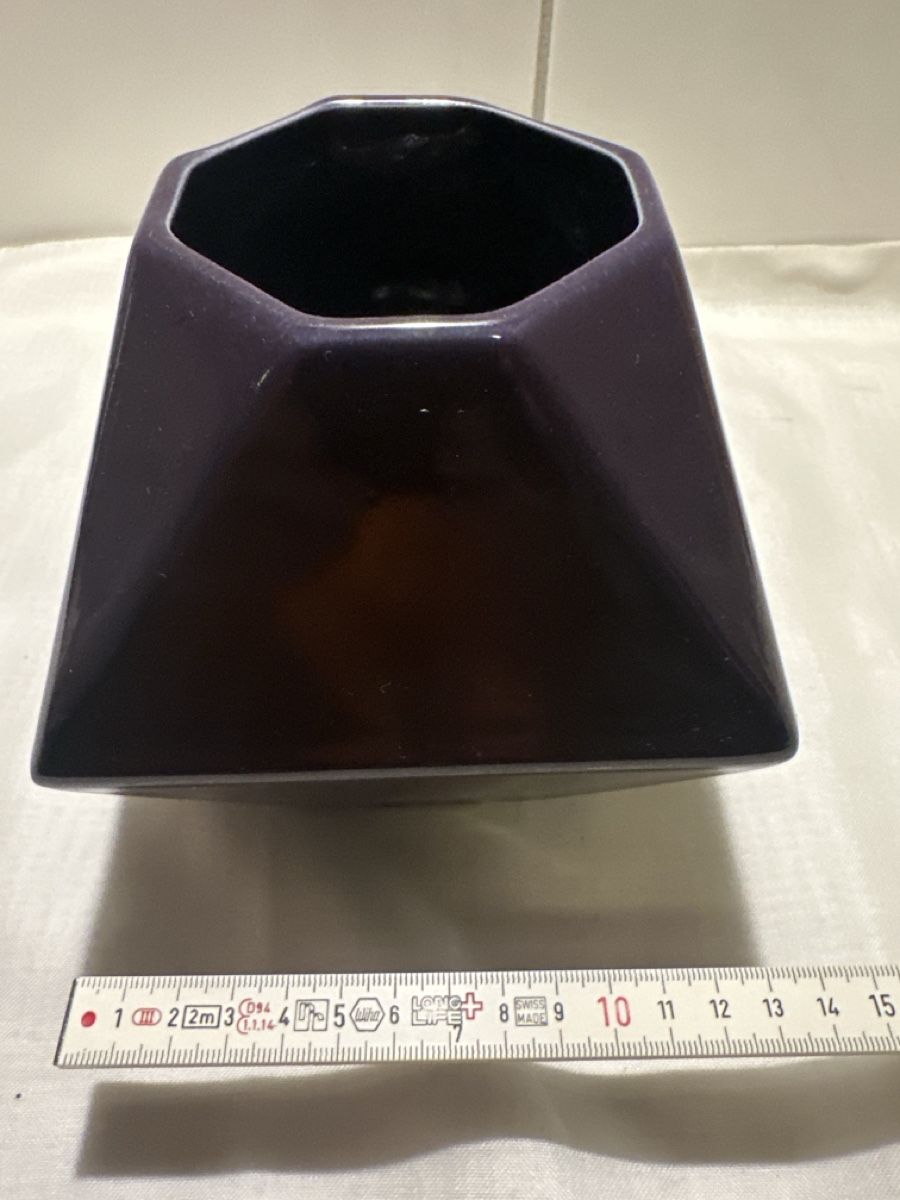 Vasen & Gefässe: Moderne Blumenvase, Diamantform, lila, Keramik – Gebraucht aus Zürich von Chaeffeler 6