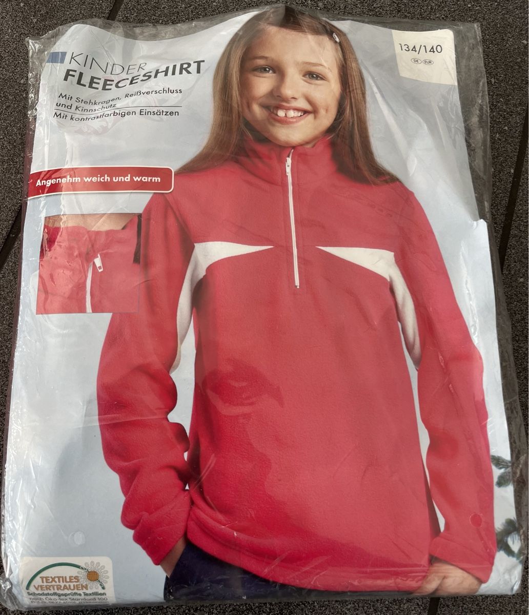Pullover & Sweatshirts: Nagelneues Kinder Fleeceshirt Gr. 134/140 – Neu und originalverpackt aus Hünenberg See von spartakus02