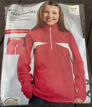 Nagelneues Kinder Fleeceshirt Gr. 134/140