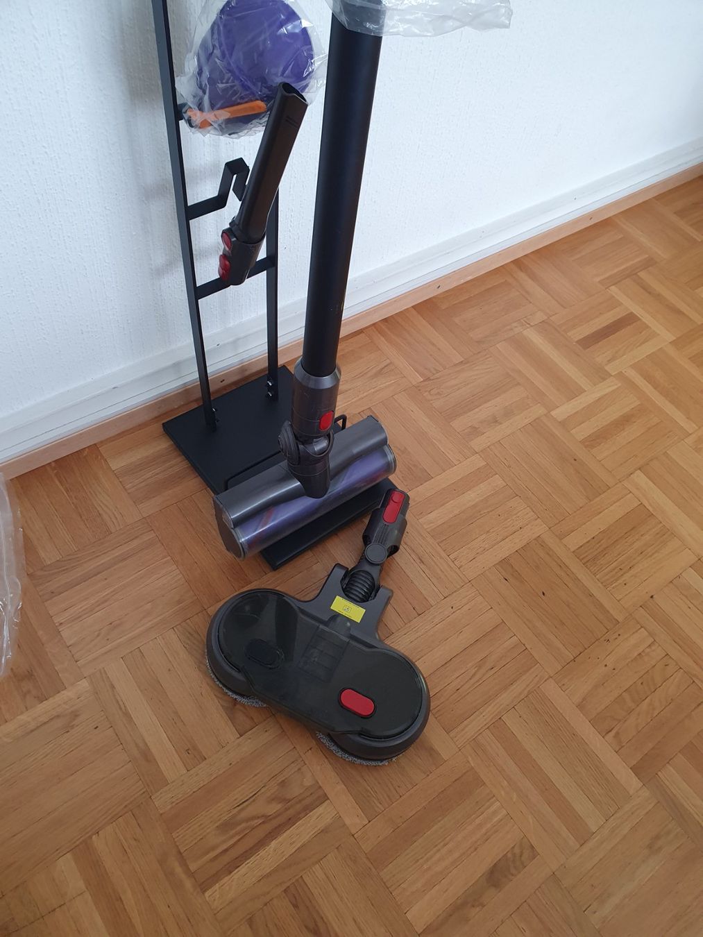 Dyson Aspirapolveri & Accessori: Dyson V10 avec stations de rangement – Usato da Prilly venduto da RoDyRe 6