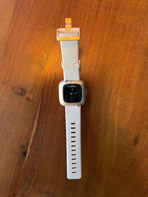 Smartwatch: FitBit Versa 2 – D'occasion à Wädenswil par Volvic13 2