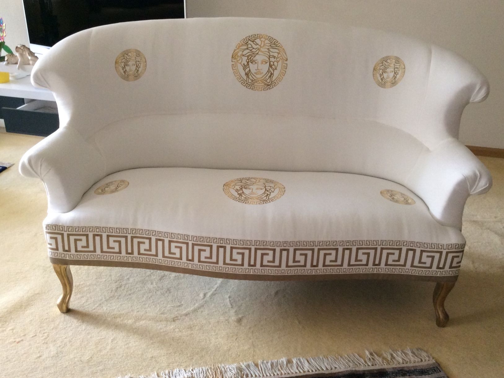 Divani: Antikes Sofa im opulenten Designerstil  ein echtes Statement – Usato da Basel venduto da BeaBasel