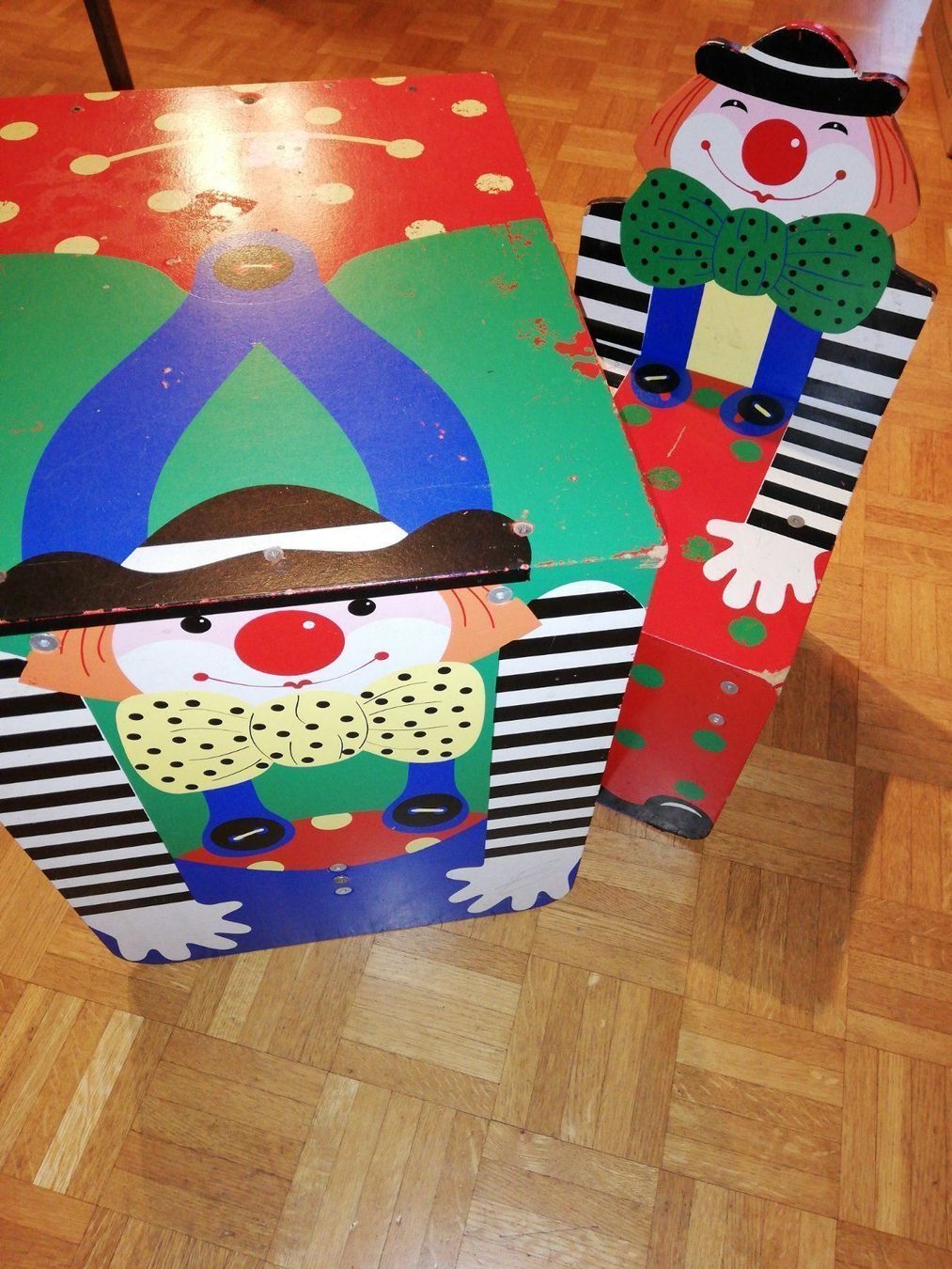 Tische: Kinder Clown Holztisch + Stuhl – Gebraucht aus Escholzmatt von Stern777