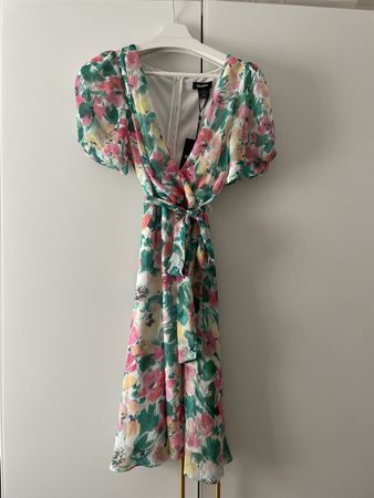 Kleid von DKNY mit Etikette