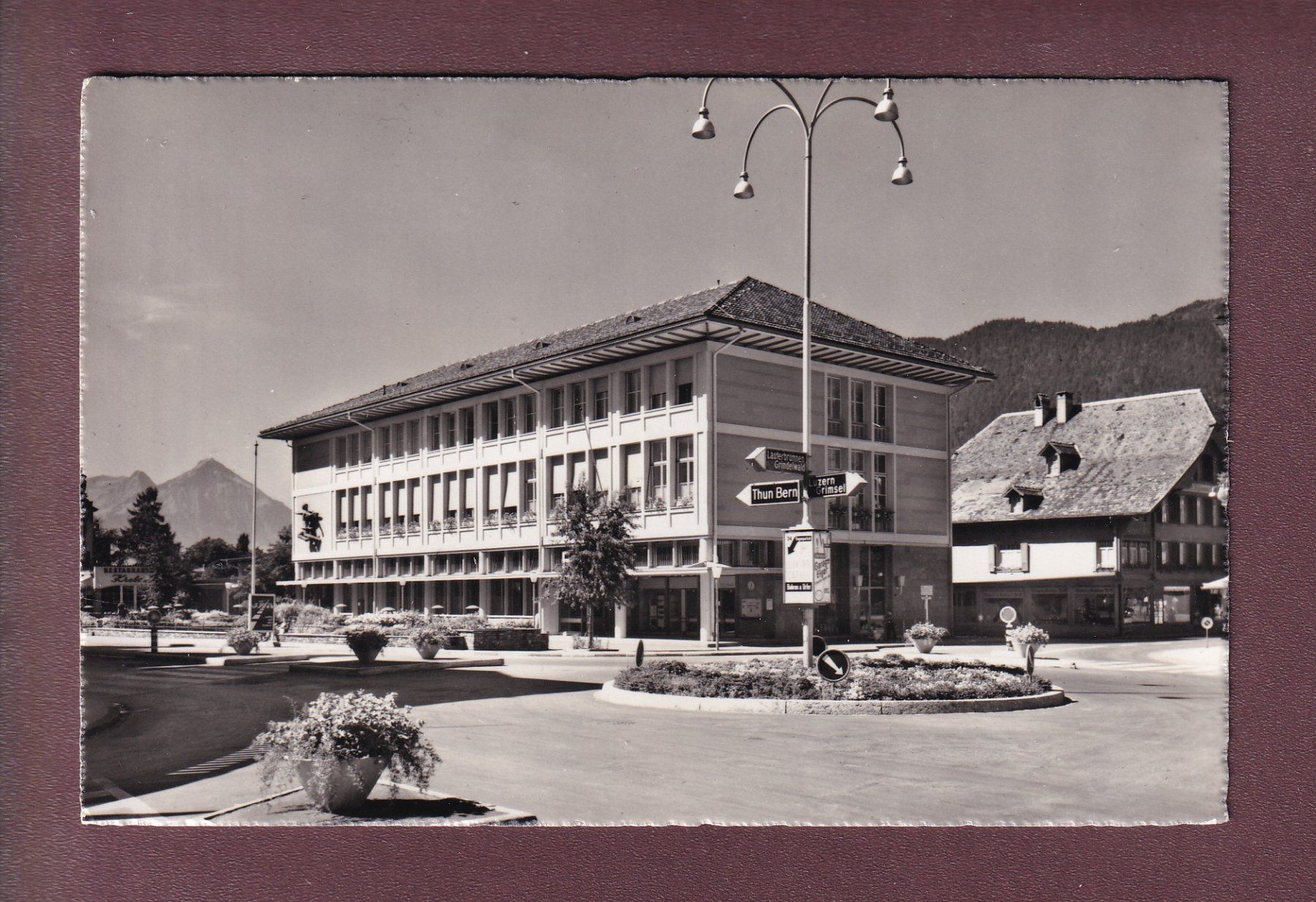 Cartoline postali: INTERLAKEN - Postgebäude - Niesen - 1960 – Usato da Pully venduto da nicecards