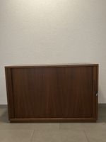 Sideboard vintage en bois avec portes coulissantes.
