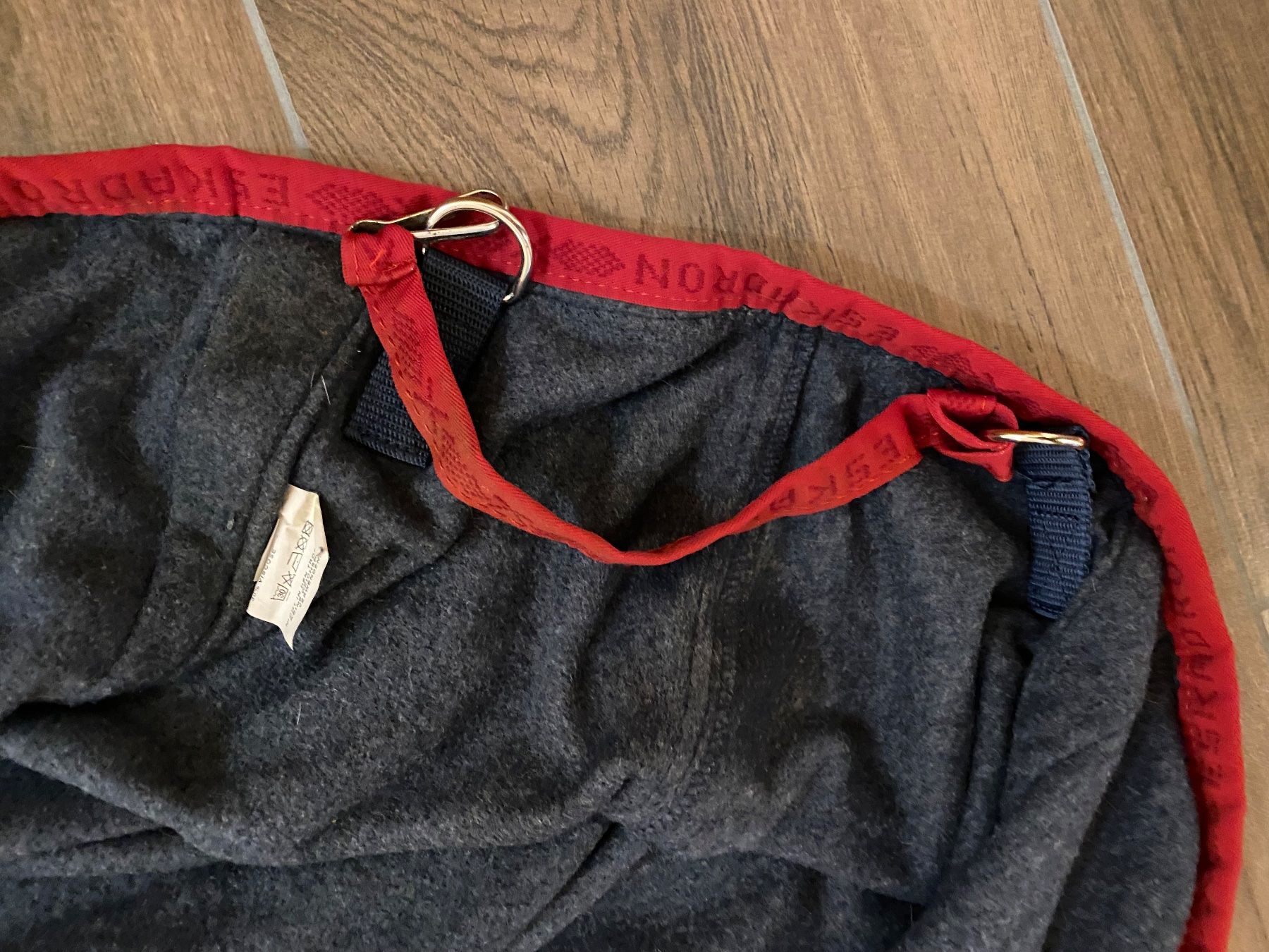 Eskadron Coperte: Eskadron Abschwitzdecke Toulene Chilli / Grey Gr. L – Usato da Pratteln venduto da a23_j2gs 3