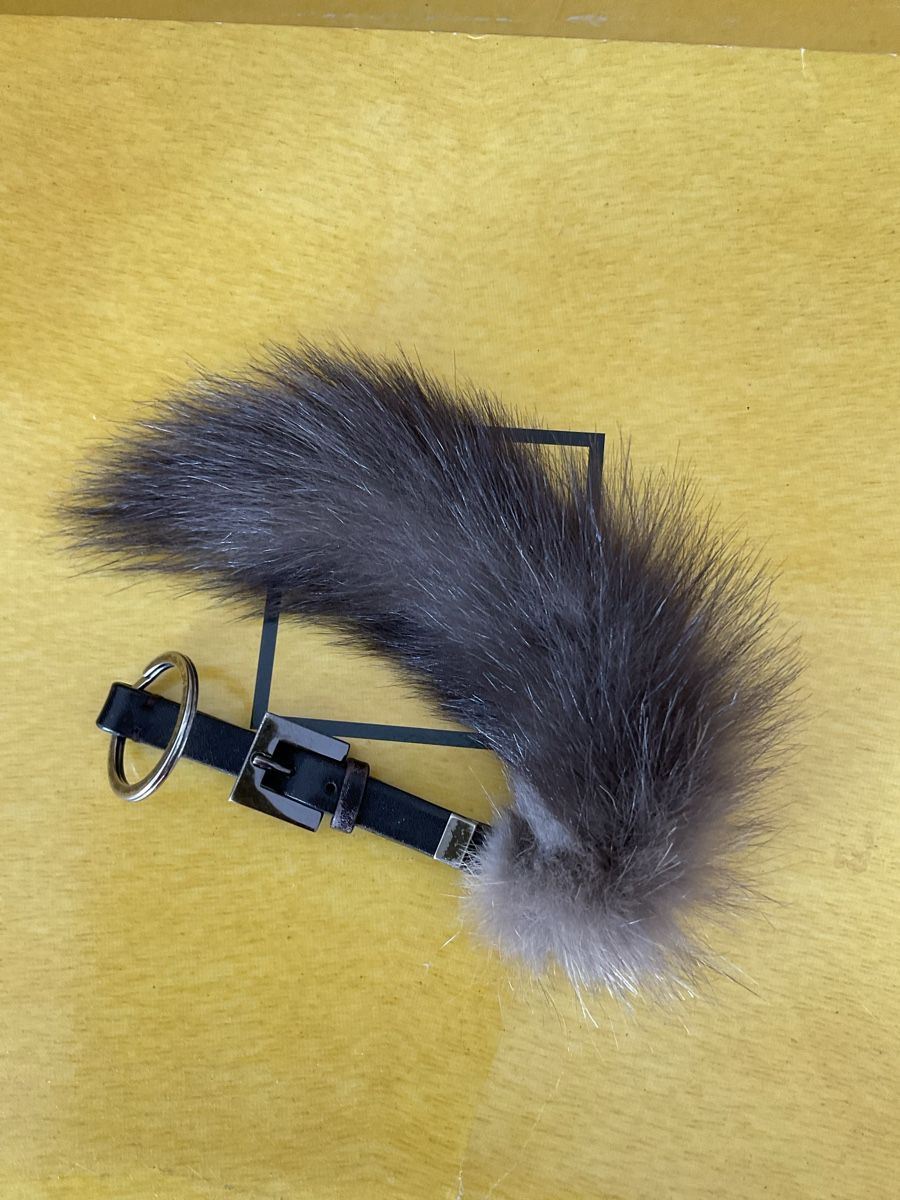 Fendi Schlüsselanhänger & - bänder: Fendi Fur Charm Keychain Dark Grey Used   – Gebraucht aus St. Gallen von accessoriella
