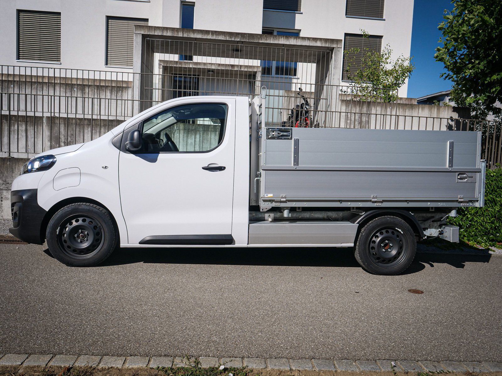 Citroën Nutzfahrzeuge: CITROEN e-Jumpy M Swiss Edition 75kWh (Plattform) – Neu und originalverpackt aus Wangen an der Aare von ArivaGmbH 1