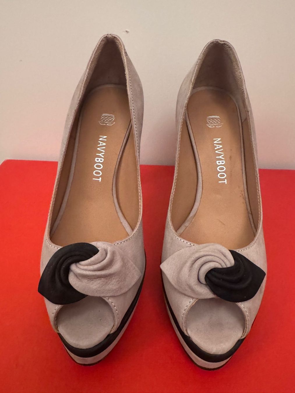 Navyboot Damenschuhe: Navy Boot Peeptoe Pumps mit Absatz, beige, Gr. 36 – Neu (gemäss Beschreibung) aus Zürich von Bertis5