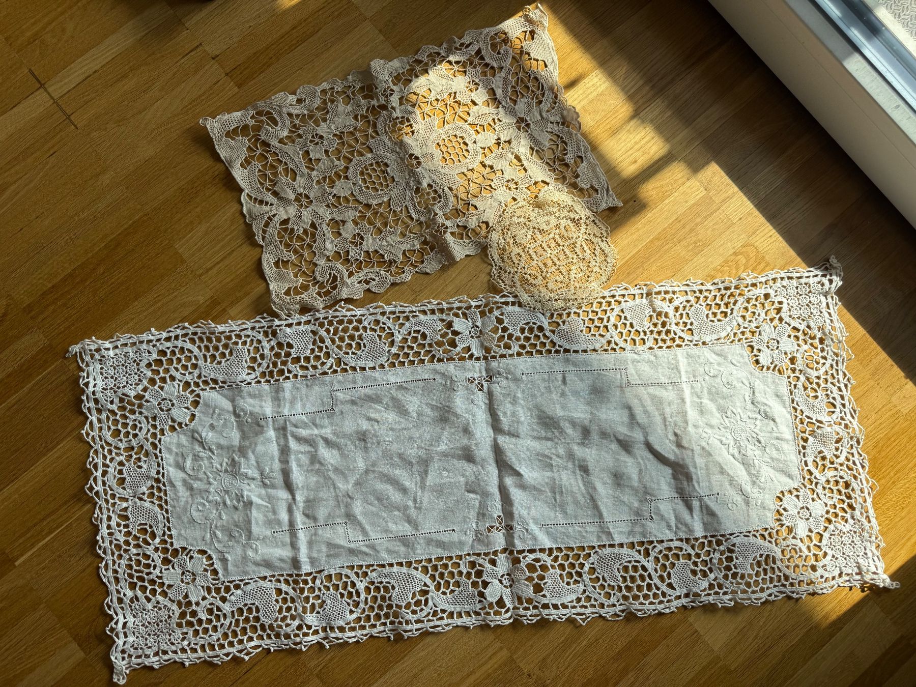 Tissus: Vintage Lace Table Runner Set – D'occasion à Fribourg par mariedw