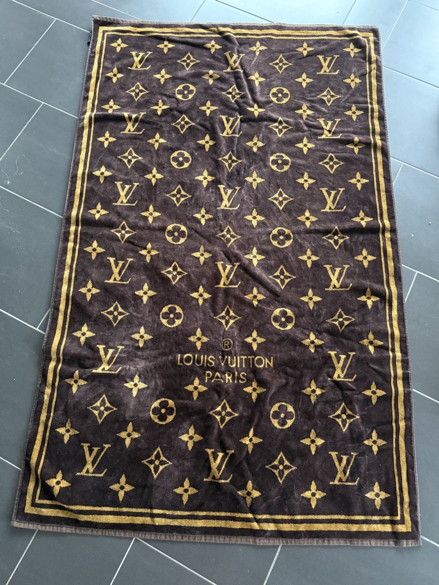 Teli da bagno: Louis Vuitton Strandtuch, monogram, inkl. Box, neuwertig – Usato da Winterthur venduto da Mhaselnuessli