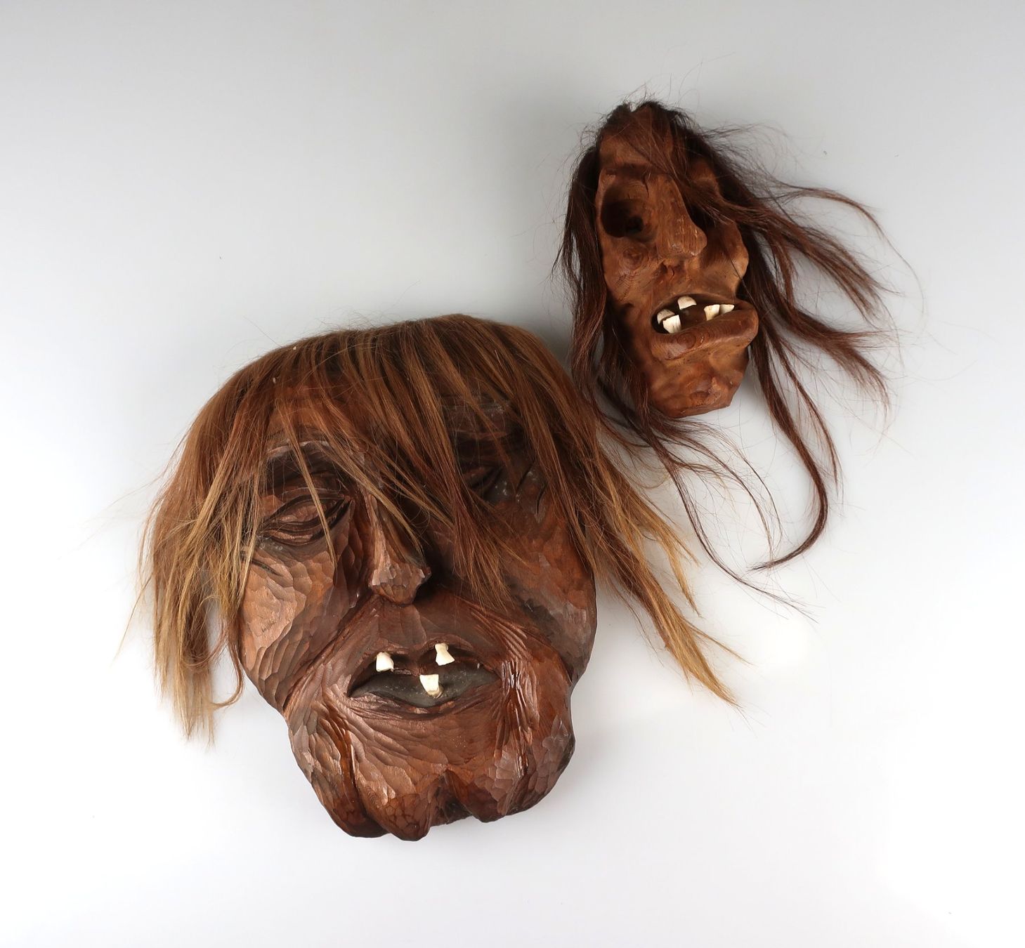 Maschere: Holzmasken mit Haar – Usato da Volketswil venduto da brockipfannenstil
