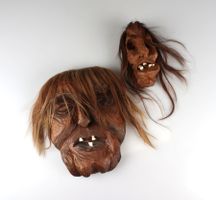 Holzmasken mit Haar