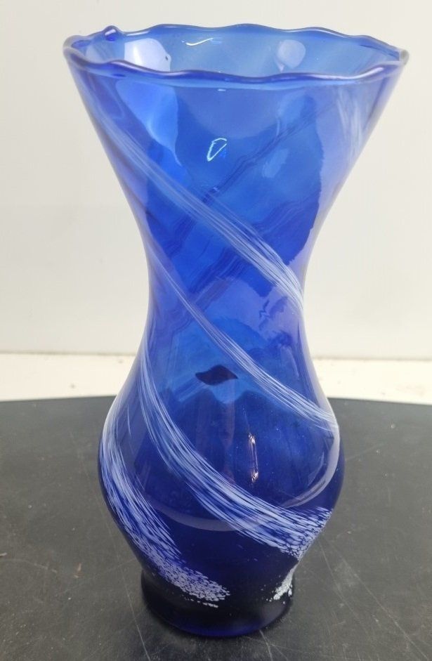 Vasen & Gefässe: Baluster Vase aus blauem Glas mit Lattimo Dekor – Gebraucht aus Flums von Flumsantik 3