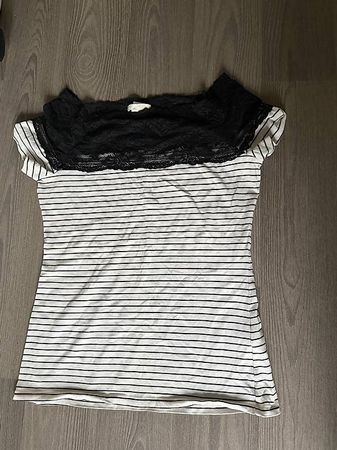 T-shirt rayé blanc et noir avec dentelle