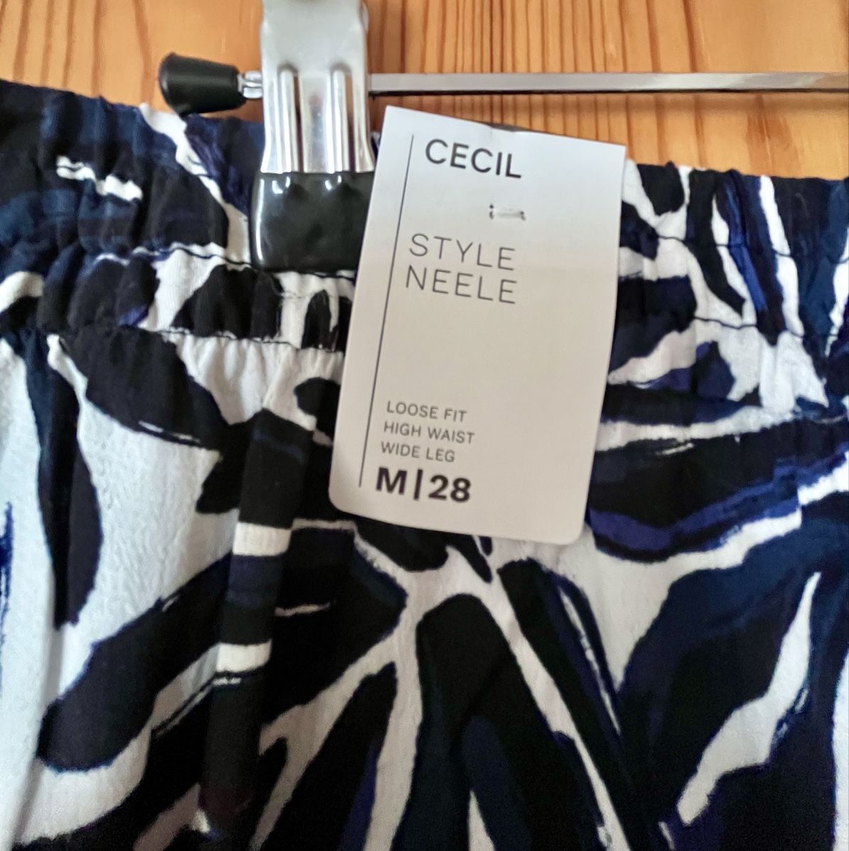 Cecil Pantaloni: Neu mit Etikett! Hose Cecil loose Fit M/28 – Nuovo e nell'imballaggio originale da Saas-Fee venduto da Marienelly19 2