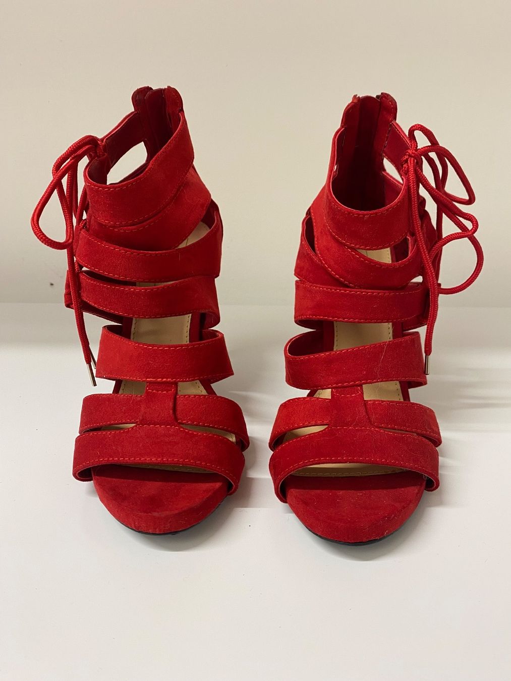 Bershka Damenschuhe: Bershka Pumps aus rotem Wildleder Größe 37 – Gebraucht aus Miécourt von Dinedine9494 1