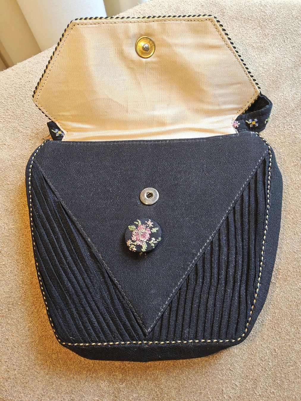 Taschen für Damen: Antikes handbesticktes Abendtäschchen ca 1930 – Gebraucht aus Zürich von Aleick 4