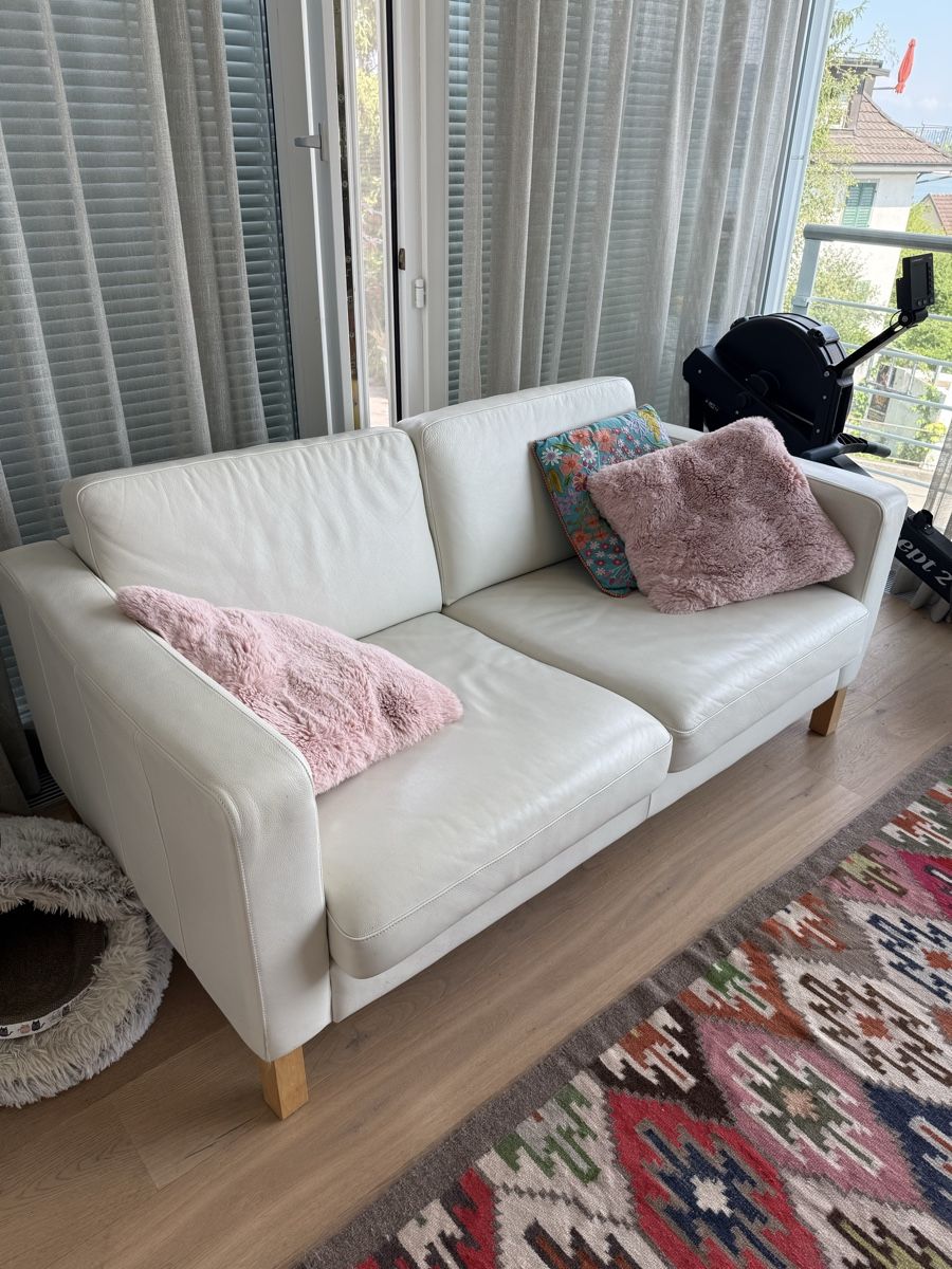 Ikea Divani: Weiss Leder Sofa 2-Sitzer guter Zustand – Usato da Horgen venduto da July72