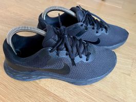 Nike Revolution 6 Next Nature „Triple Black“ – Gr. 41
