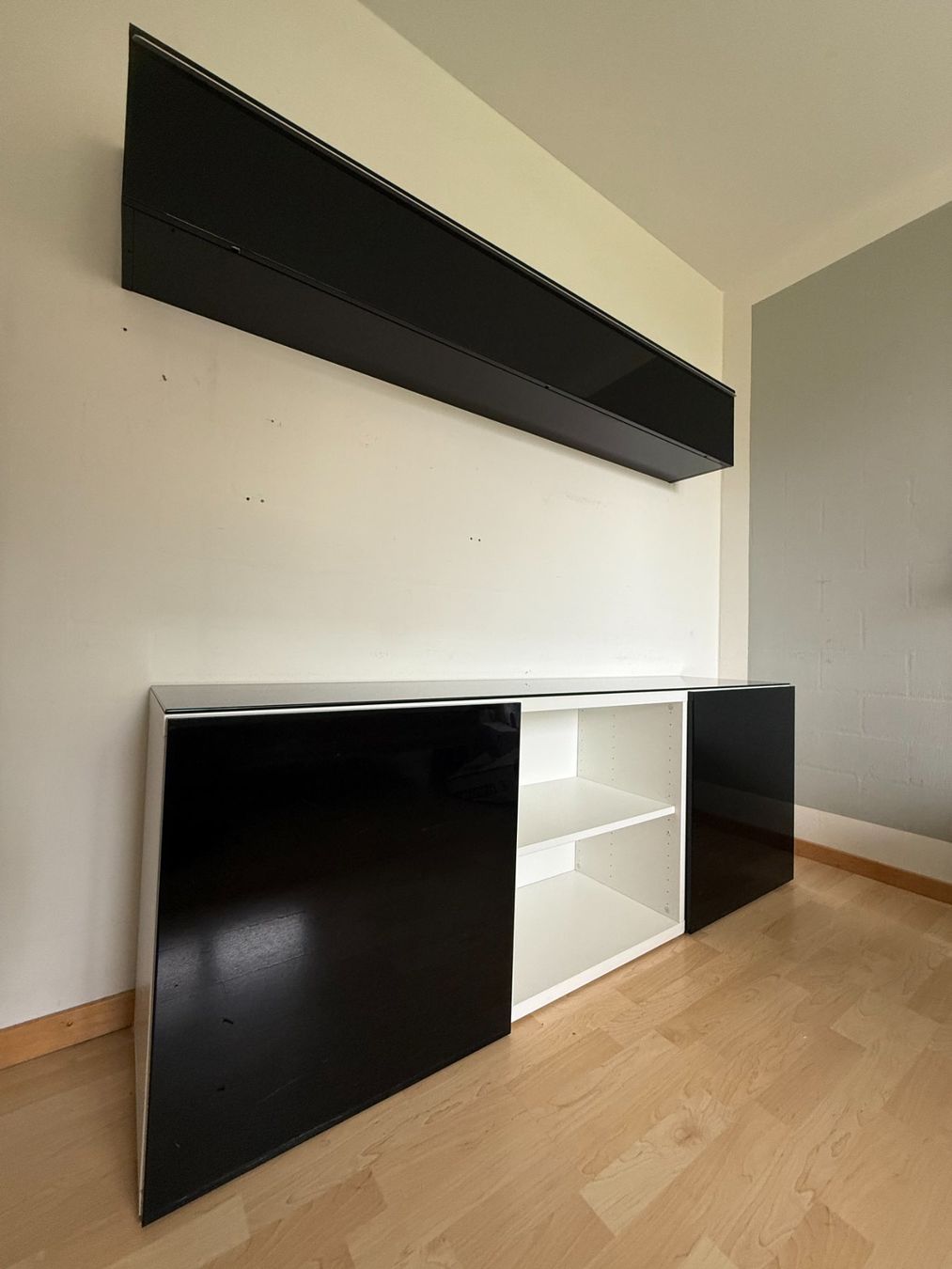 Kommoden: Sideboard schwarz mit Glasplatte – Gebraucht aus Hünenberg See von Cheetah4