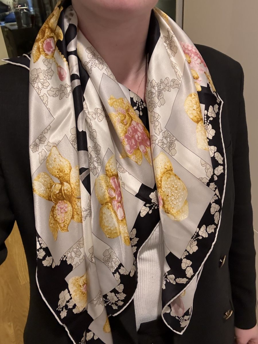 Cartier Foulard & Sciarpe: Cartier Seiden Tuch – Usato da Luzern venduto da Itsclaire 2