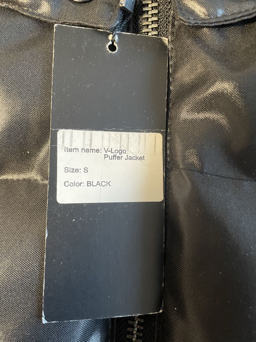 Vestes: Pufferjacke Vicinity V-Logo Schwarz Grösse S neu – Neuf avec emballage d'origine à Steinach par hue_85cr 1