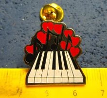 PIANO ❤ MUSIC PIN GOLDIG