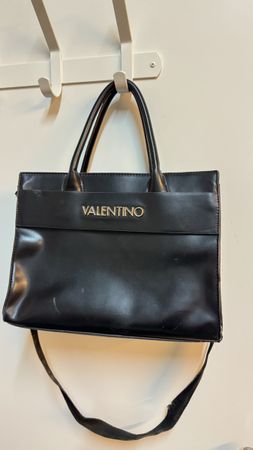 Schwarze Valentino Handtasche mit Schultergurt, gut erhalten