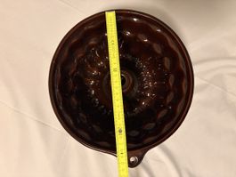 Braune Gugelhupfform aus Keramik, perfekt für Herbstkuchen! 