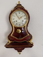 Wanduhr Le Castel rot/gold mit Aufzugschlüssel Antik