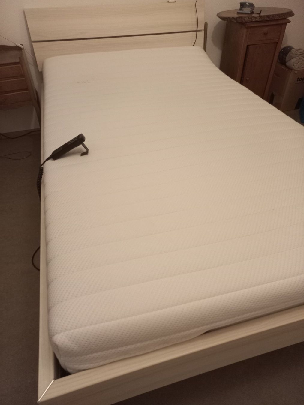 Letti: Bett mit elektronisch verstellbarem Lättlirost – Usato da Zofingen venduto da piawm