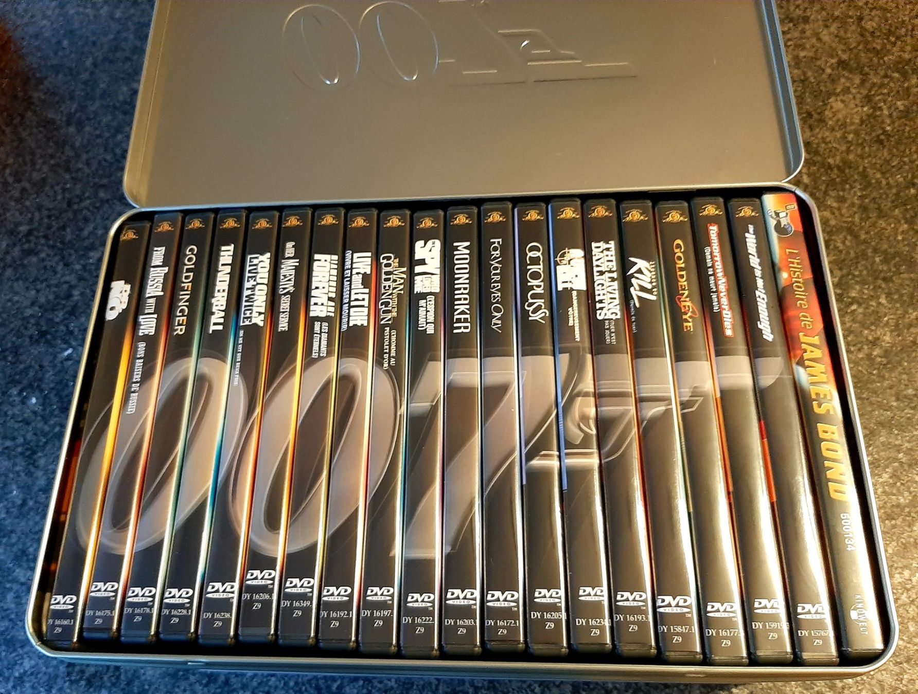 Tutti i DVDs: Coffret DVD  James Bond – Usato da Montet (Glâne) venduto da KOADA