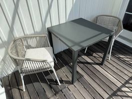 Hochwertiger Gartentisch und zwei Stühle
